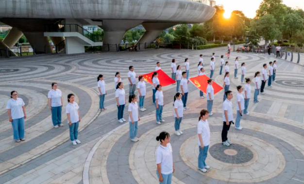 燃爆了！一颗红心永向党丨“读中国·唱国家”演出团走进上虞城市阳台