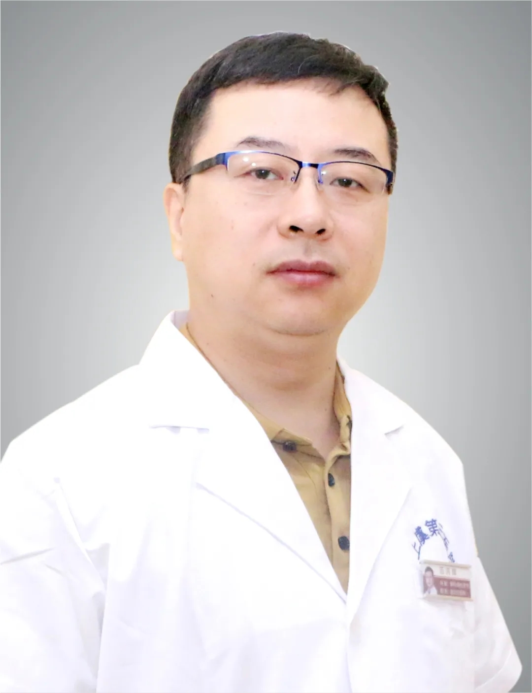 为方便市民朋友便捷就医，更好地了解我院各个科室医生的专业特长，做到“好看病”、“看好病”，我们将为大家推荐上虞第三医院各专业领域的医疗团队成员。 他们与病魔抗争、同时间赛跑；他们用责任与担当全力守护健康，坚守在“医”线岗位，用扎实的专业知识和丰富的经验技术，全心全意为群众服务。本期品牌专科医生推荐——绍兴市人民医院骨科专家团队——陈雪荣主任医师、胡旭军主任医师、范洪辉副主任医师、孙文东副主任医师。  陈雪荣 骨科 主任医师 绍兴市人民医院前任骨科主任。 擅长颈、腰椎间盘突出的诊断、保守治疗与手术治疗，熟悉髋、膝人工关节置换术（特别是膝关节微创单髁置换术），开展周围神经卡压综合症的诊断与治疗（如腕管综合征的治疗），对四肢创伤骨折、骨缺损、骨感染、骨不连，皮肤软组织缺损的修复均有多年临床经验。 坐诊时间：周五上午 坐诊地点：门诊一楼骨科门诊  胡旭军 骨科（运动医学） 主任医师 绍兴市人民医院骨科主任医师，硕士生导师，美国IUH访问学者。参与脊柱重建术中修复材料和有关外科技术的基础和临床研究项目获得浙江省医药卫生科技创新奖一等奖。 擅长骨科各种常见多发疾病的诊断和治疗。尤其对于肩、肘、腕、髋、膝、踝等关节的疼痛和功能障碍的诊治和微创治疗，特别是肩膝关节疼痛、肩袖损伤、半月板损伤以及腕关节疼痛、腕管综合征的诊治。 坐诊时间：周三上午 坐诊地点：门诊一楼骨科门诊  范洪辉 骨科（运动医学） 副主任医师 绍兴市人民医院骨科副主任医师，2005年获得吉林大学白求恩医学部骨科硕士学位。 曾在上海华山医院运动医学科，上海六院，浙二医院，浙江邵逸夫医院，浙江省人民医院，广州孙逸仙纪念医院骨科，德国慕尼黑Arabella Klinik及Isar Klinikum进修学习。在绍兴地区早期开展踝关节镜及脊椎单边双侧通道内镜（UBE）技术治疗腰椎椎管狭窄症及腰椎椎间盘突出症。 擅长关节及脊柱疾病的微创诊治，尤其对膝关节多发韧带损伤、膝关节前后交叉韧带损伤、膝关节半月板损伤、肩袖损伤、肩周炎、踝关节韧带损伤及踝关节骨病、髋关节腕关节肘关节疾病的关节镜手术治疗，微创髋膝关节置换手术，腰椎间盘突出症、腰椎管狭窄症等疾病的微创治疗。 坐诊时间：周日上午 坐诊地点：门诊一楼骨科门诊  孙文东 骨科（手外创伤） 副主任医师 绍兴市人民医院骨科副主任医师，1993年毕业于浙江中医药大学，2004年赴上海华山医院进修。 擅长四肢创伤、骨与关节损伤的诊治，骨与软组织缺损的显微修复与重建，周围神经损伤与卡压性疾病的诊治。 坐诊时间：周一上午 坐诊地点：门诊一楼骨科门诊