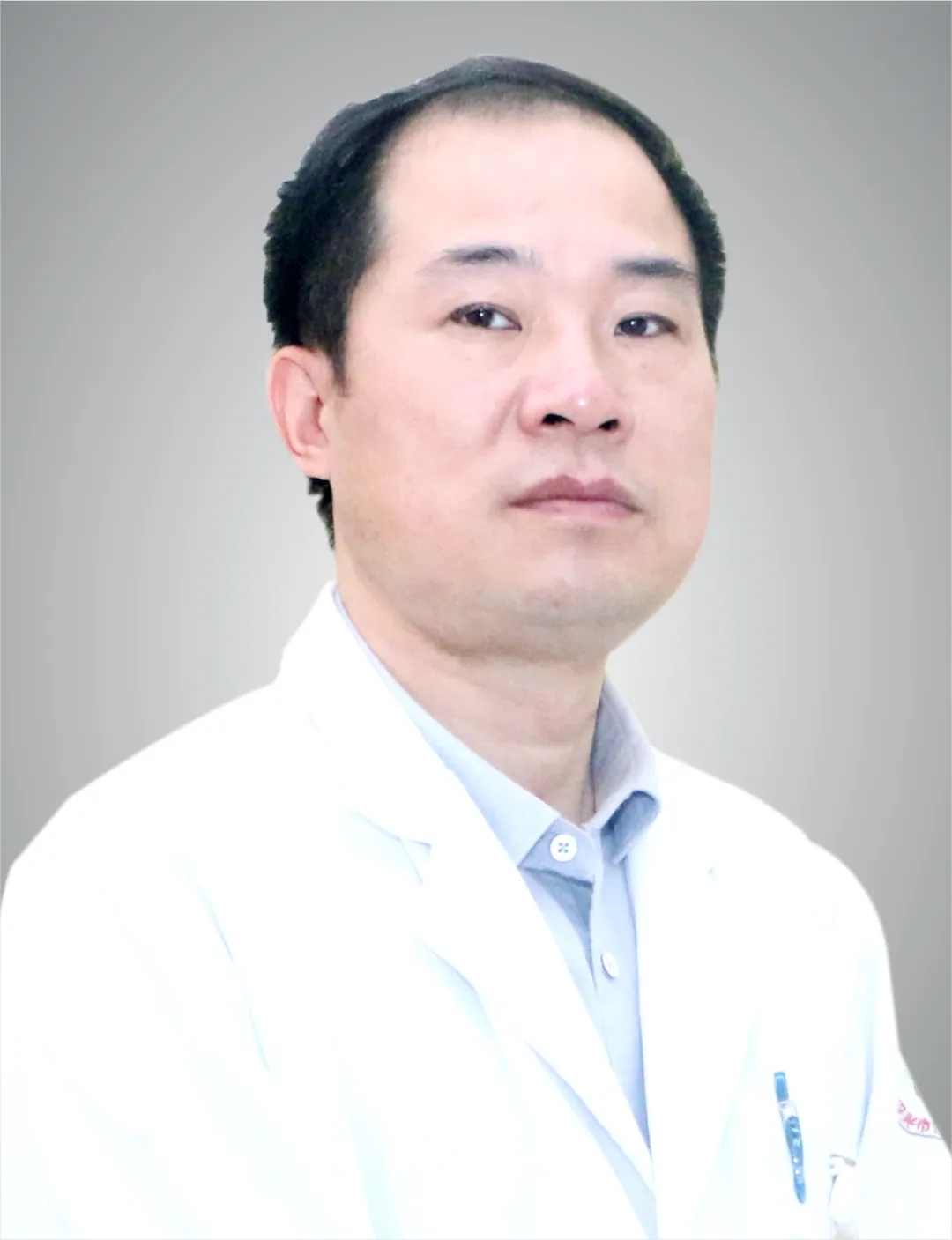 为方便市民朋友便捷就医，更好地了解我院各个科室医生的专业特长，做到“好看病”、“看好病”，我们将为大家推荐上虞第三医院各专业领域的医疗团队成员。 他们与病魔抗争、同时间赛跑；他们用责任与担当全力守护健康，坚守在“医”线岗位，用扎实的专业知识和丰富的经验技术，全心全意为群众服务。本期品牌专科医生推荐——绍兴市人民医院骨科专家团队——陈雪荣主任医师、胡旭军主任医师、范洪辉副主任医师、孙文东副主任医师。  陈雪荣 骨科 主任医师 绍兴市人民医院前任骨科主任。 擅长颈、腰椎间盘突出的诊断、保守治疗与手术治疗，熟悉髋、膝人工关节置换术（特别是膝关节微创单髁置换术），开展周围神经卡压综合症的诊断与治疗（如腕管综合征的治疗），对四肢创伤骨折、骨缺损、骨感染、骨不连，皮肤软组织缺损的修复均有多年临床经验。 坐诊时间：周五上午 坐诊地点：门诊一楼骨科门诊  胡旭军 骨科（运动医学） 主任医师 绍兴市人民医院骨科主任医师，硕士生导师，美国IUH访问学者。参与脊柱重建术中修复材料和有关外科技术的基础和临床研究项目获得浙江省医药卫生科技创新奖一等奖。 擅长骨科各种常见多发疾病的诊断和治疗。尤其对于肩、肘、腕、髋、膝、踝等关节的疼痛和功能障碍的诊治和微创治疗，特别是肩膝关节疼痛、肩袖损伤、半月板损伤以及腕关节疼痛、腕管综合征的诊治。 坐诊时间：周三上午 坐诊地点：门诊一楼骨科门诊  范洪辉 骨科（运动医学） 副主任医师 绍兴市人民医院骨科副主任医师，2005年获得吉林大学白求恩医学部骨科硕士学位。 曾在上海华山医院运动医学科，上海六院，浙二医院，浙江邵逸夫医院，浙江省人民医院，广州孙逸仙纪念医院骨科，德国慕尼黑Arabella Klinik及Isar Klinikum进修学习。在绍兴地区早期开展踝关节镜及脊椎单边双侧通道内镜（UBE）技术治疗腰椎椎管狭窄症及腰椎椎间盘突出症。 擅长关节及脊柱疾病的微创诊治，尤其对膝关节多发韧带损伤、膝关节前后交叉韧带损伤、膝关节半月板损伤、肩袖损伤、肩周炎、踝关节韧带损伤及踝关节骨病、髋关节腕关节肘关节疾病的关节镜手术治疗，微创髋膝关节置换手术，腰椎间盘突出症、腰椎管狭窄症等疾病的微创治疗。 坐诊时间：周日上午 坐诊地点：门诊一楼骨科门诊  孙文东 骨科（手外创伤） 副主任医师 绍兴市人民医院骨科副主任医师，1993年毕业于浙江中医药大学，2004年赴上海华山医院进修。 擅长四肢创伤、骨与关节损伤的诊治，骨与软组织缺损的显微修复与重建，周围神经损伤与卡压性疾病的诊治。 坐诊时间：周一上午 坐诊地点：门诊一楼骨科门诊